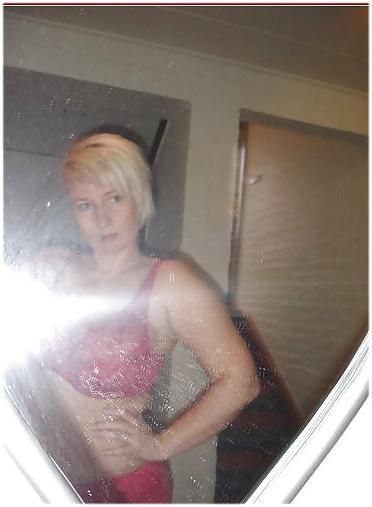 9P Vollbusige Blondine mit kurzen Haaren