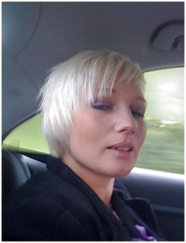 9P Vollbusige Blondine mit kurzen Haaren
