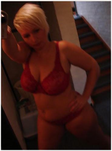 9P Vollbusige Blondine mit kurzen Haaren