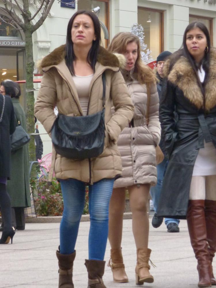25P pantyhose in public 3