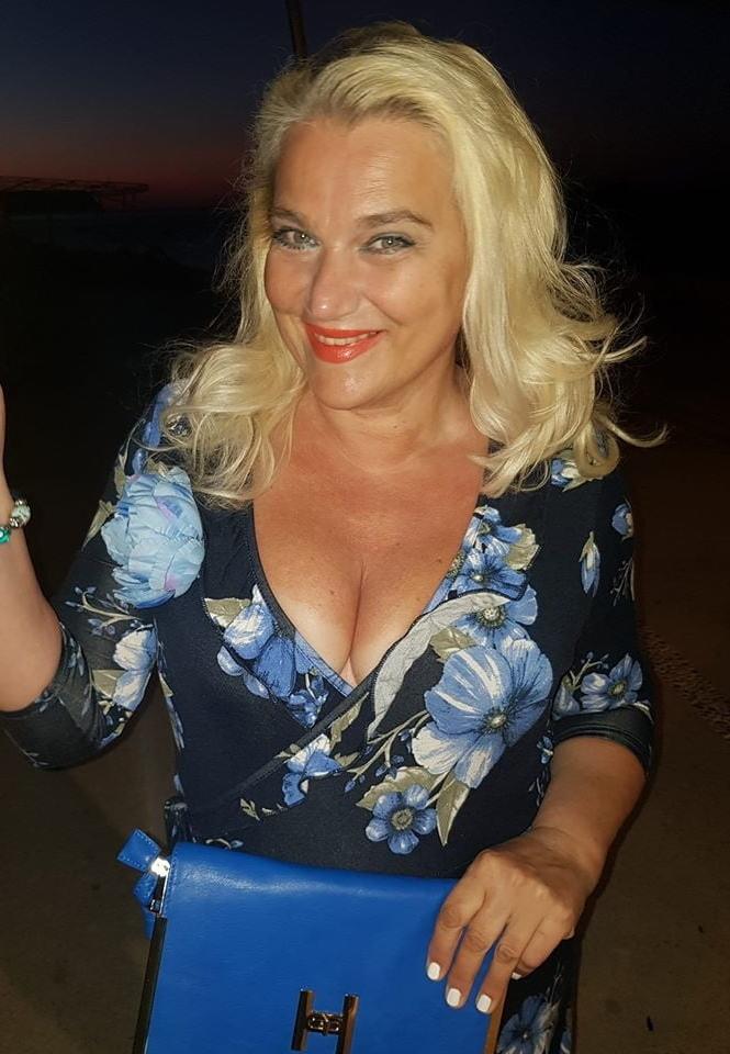 20P Mature ladies braless cleavage pokies 198