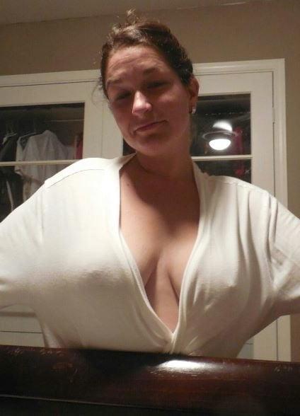 20P Mature ladies braless cleavage pokies 198
