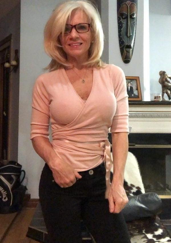 20P Mature ladies braless cleavage pokies 198