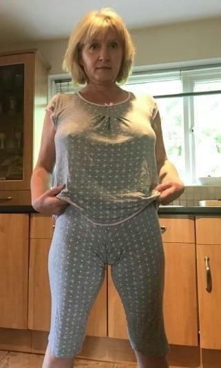 20P Mature ladies braless cleavage pokies 198