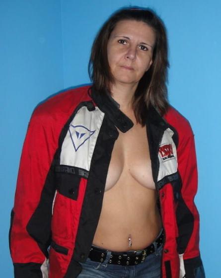 20P Mature ladies braless cleavage pokies 198