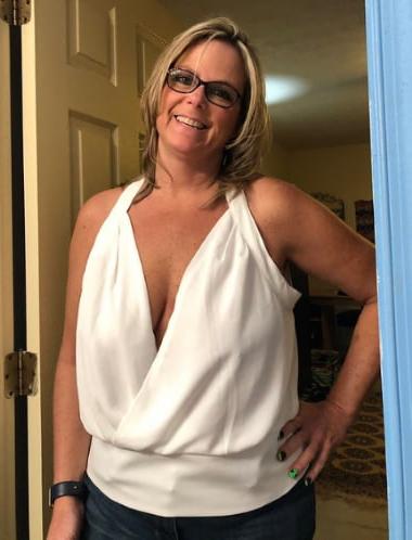 20P Mature ladies braless cleavage pokies 198