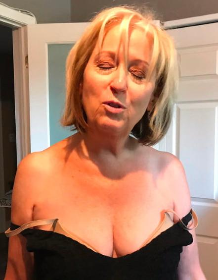 20P Mature ladies braless cleavage pokies 198