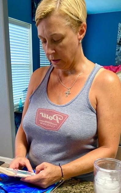 20P Mature ladies braless cleavage pokies 198