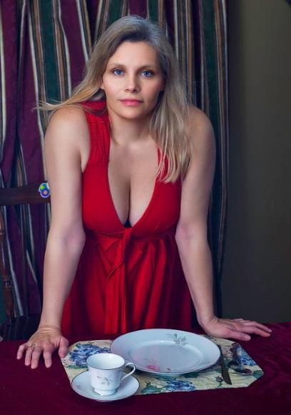 20P Mature ladies braless cleavage pokies 198