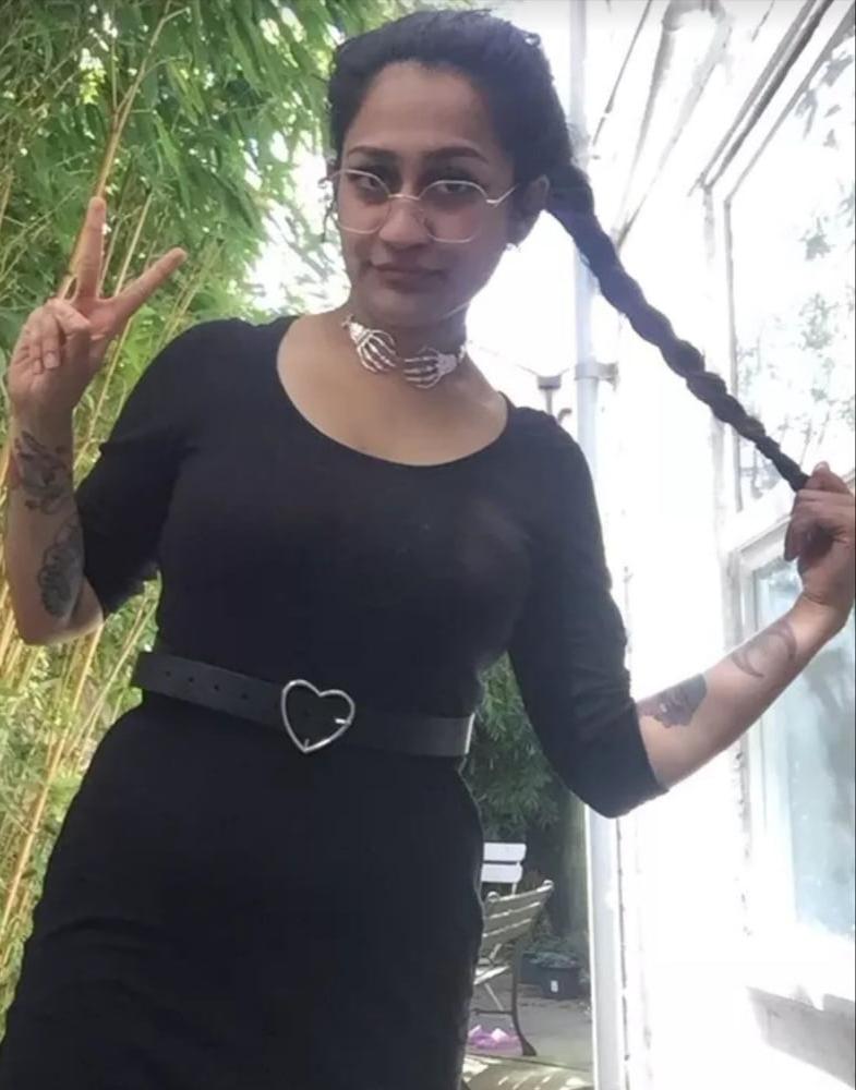 19P Sexy Alt Paki Girl with drag makeup fetish - Comment 4 more