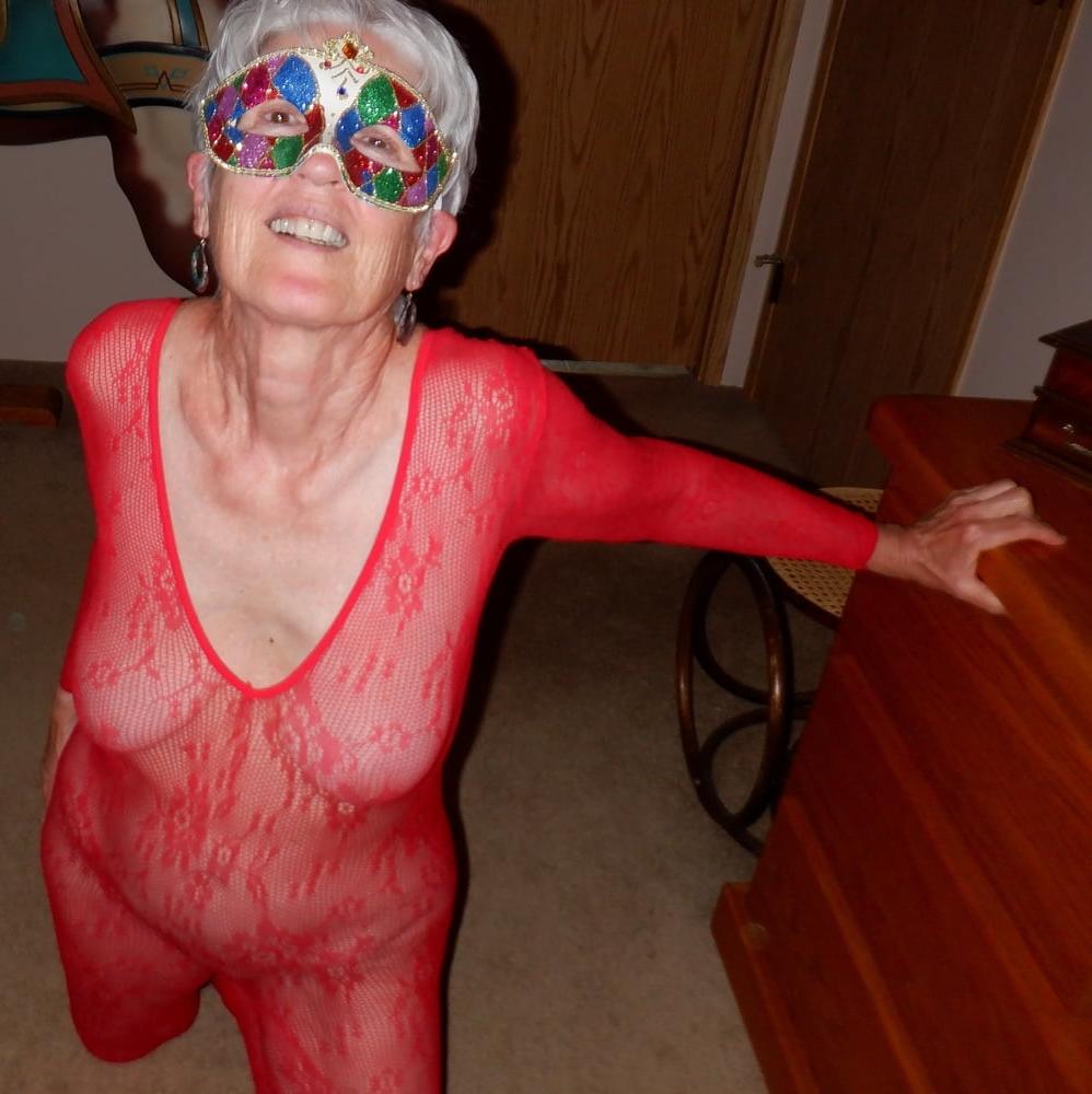 11P Red Hot Pussy