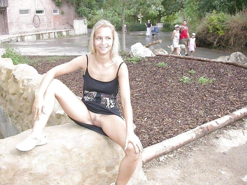 25P flashing pussy in public