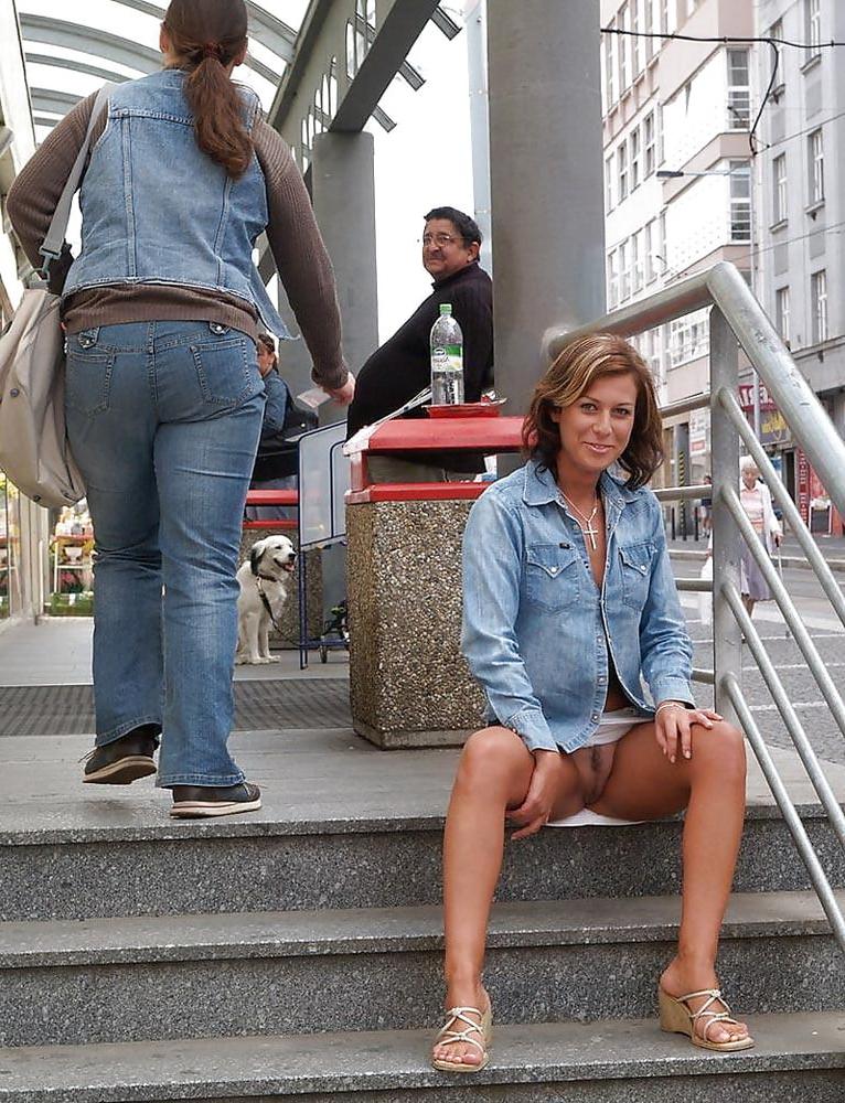 25P flashing pussy in public