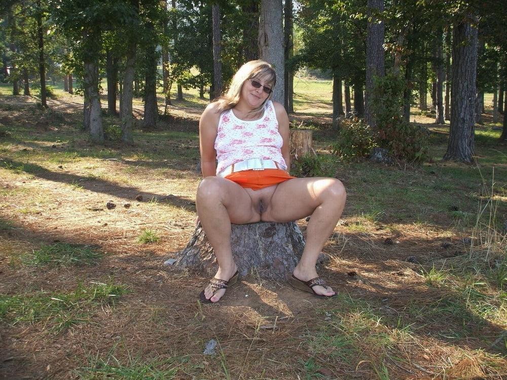 25P flashing pussy in public
