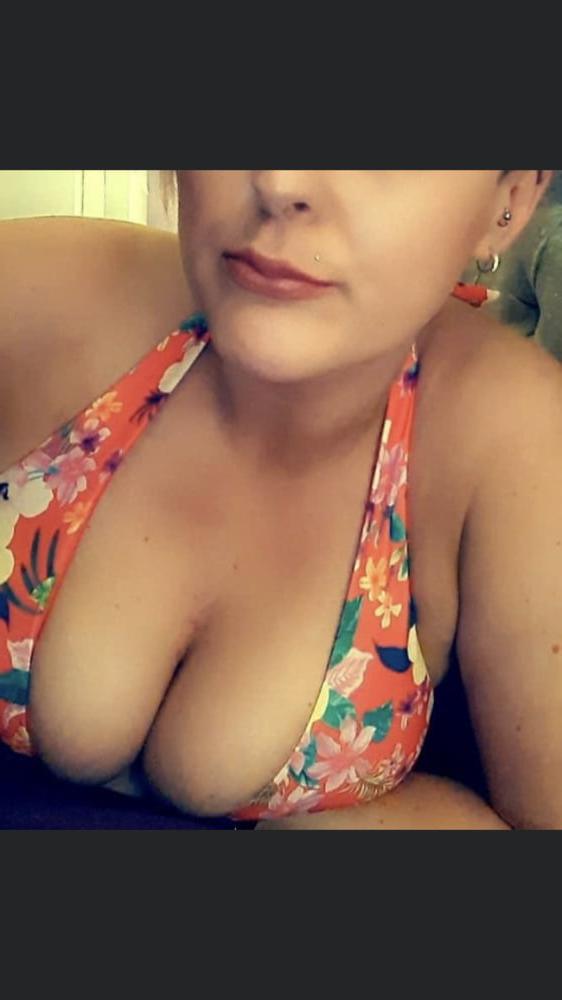 15P Short hair blonde babe