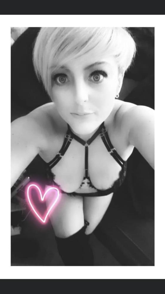 15P Short hair blonde babe