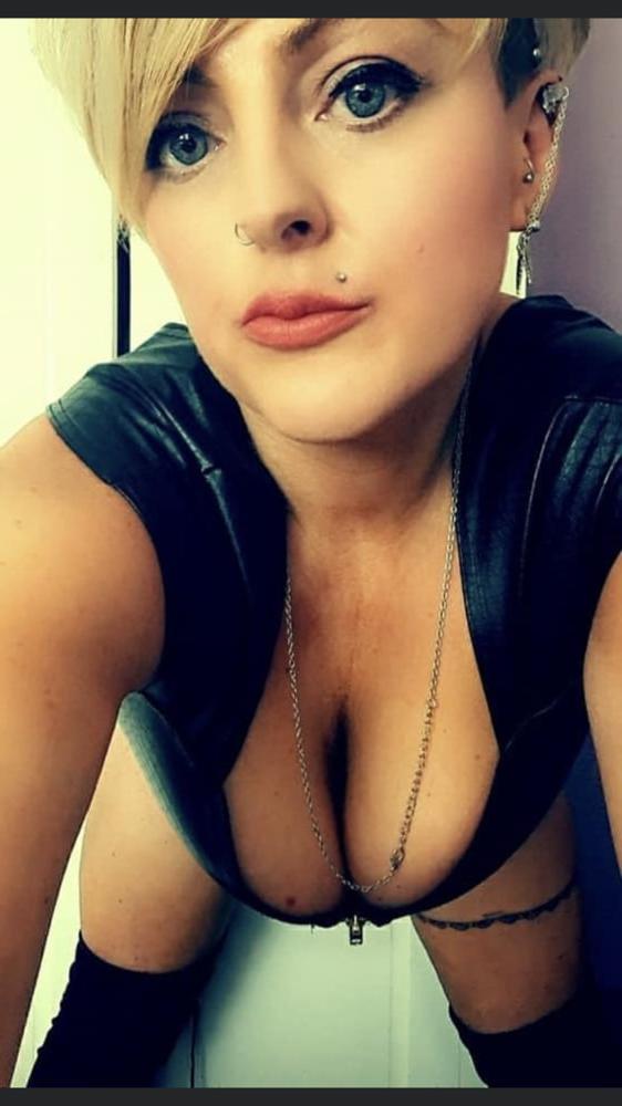 15P Short hair blonde babe