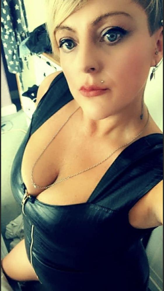 15P Short hair blonde babe
