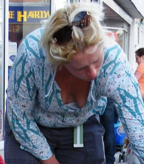 19P Mature ladies braless cleavage pokies 197