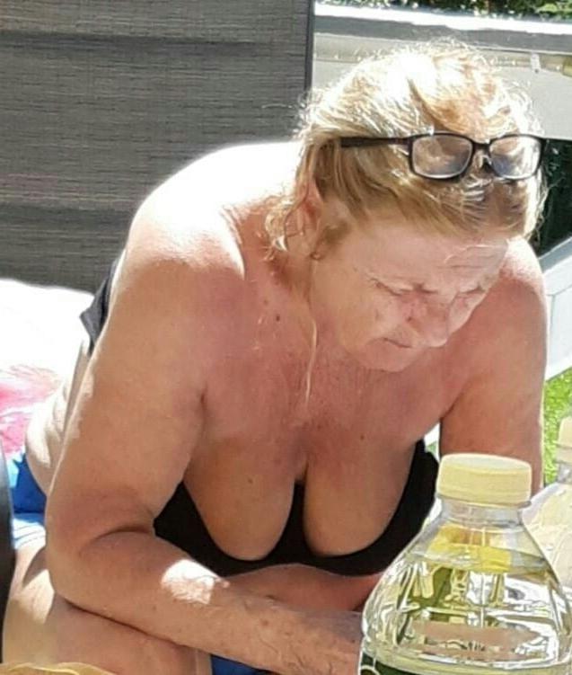 19P Mature ladies braless cleavage pokies 197
