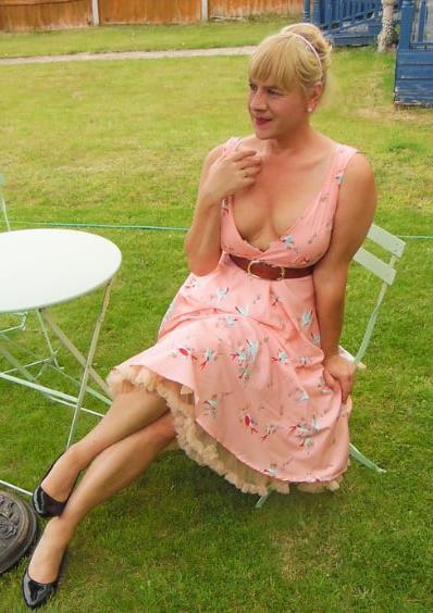 19P Mature ladies braless cleavage pokies 197