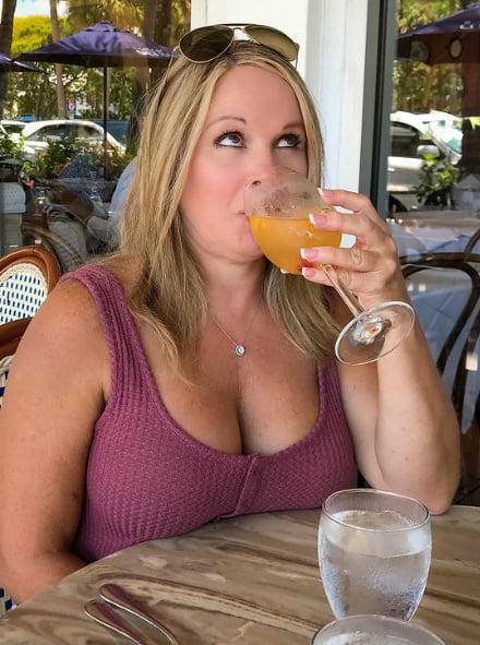 19P Mature ladies braless cleavage pokies 197
