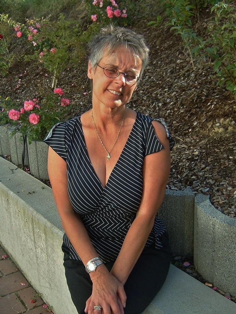 19P Mature ladies braless cleavage pokies 197