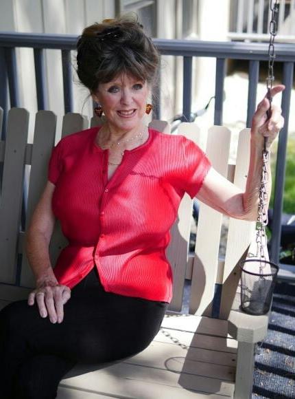 19P Mature ladies braless cleavage pokies 197