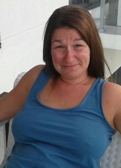 19P Mature ladies braless cleavage pokies 197