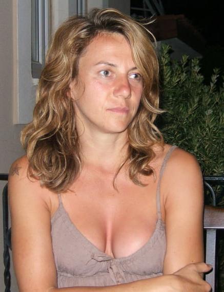 19P Mature ladies braless cleavage pokies 197