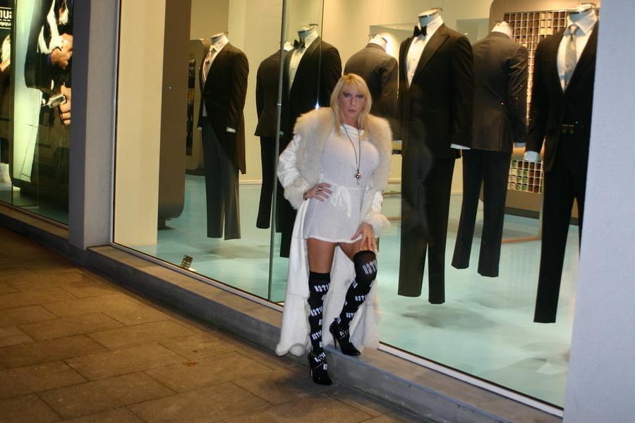 25P Muriel: Fake Tit Slut Shows Off in Public!