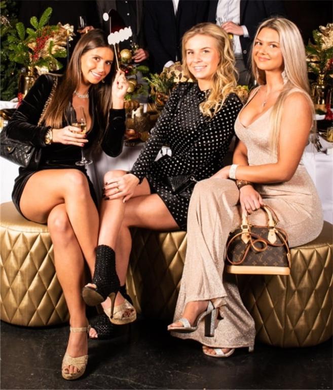 25P Who do you fuck, rich wives