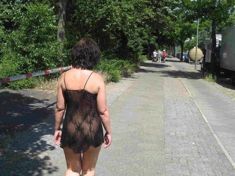 25P German nude in public