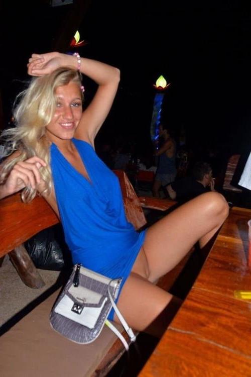 25P flashing pussy in public