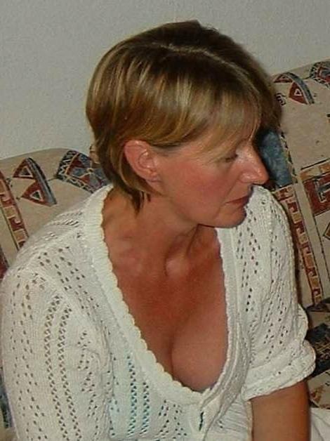 19P Mature ladies braless cleavage pokies 195