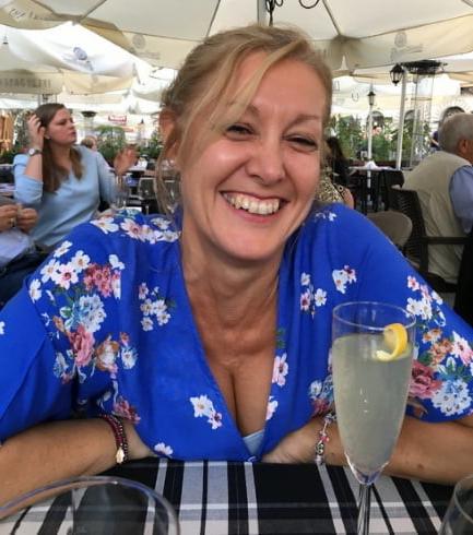 19P Mature ladies braless cleavage pokies 195