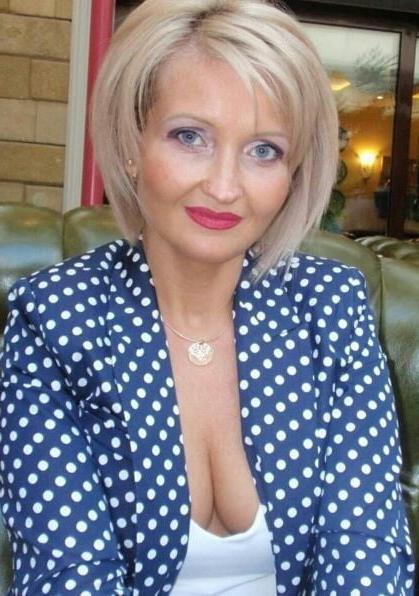 19P Mature ladies braless cleavage pokies 195