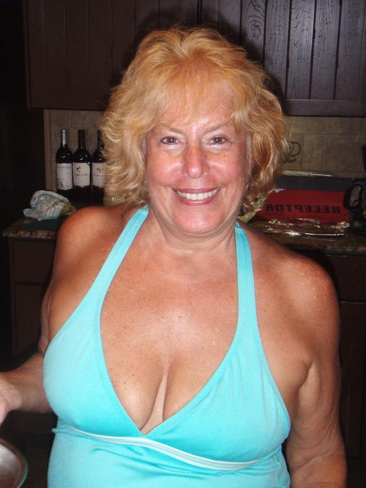 19P Mature ladies braless cleavage pokies 195