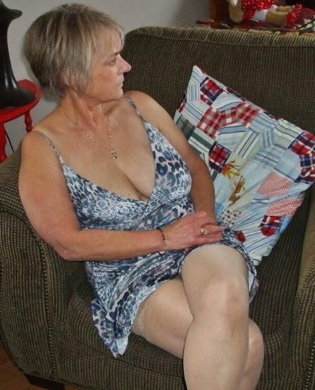 19P Mature ladies braless cleavage pokies 195