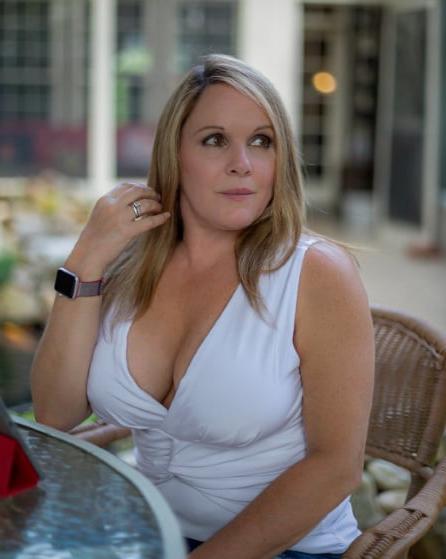 19P Mature ladies braless cleavage pokies 195