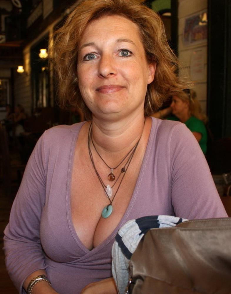 19P Mature ladies braless cleavage pokies 195