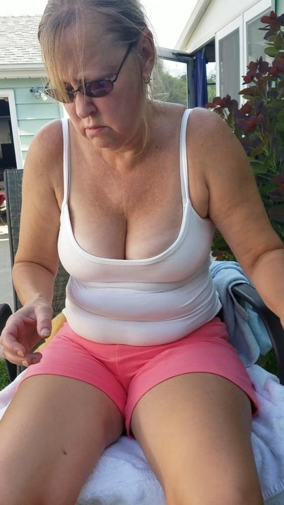 19P Mature ladies braless cleavage pokies 195