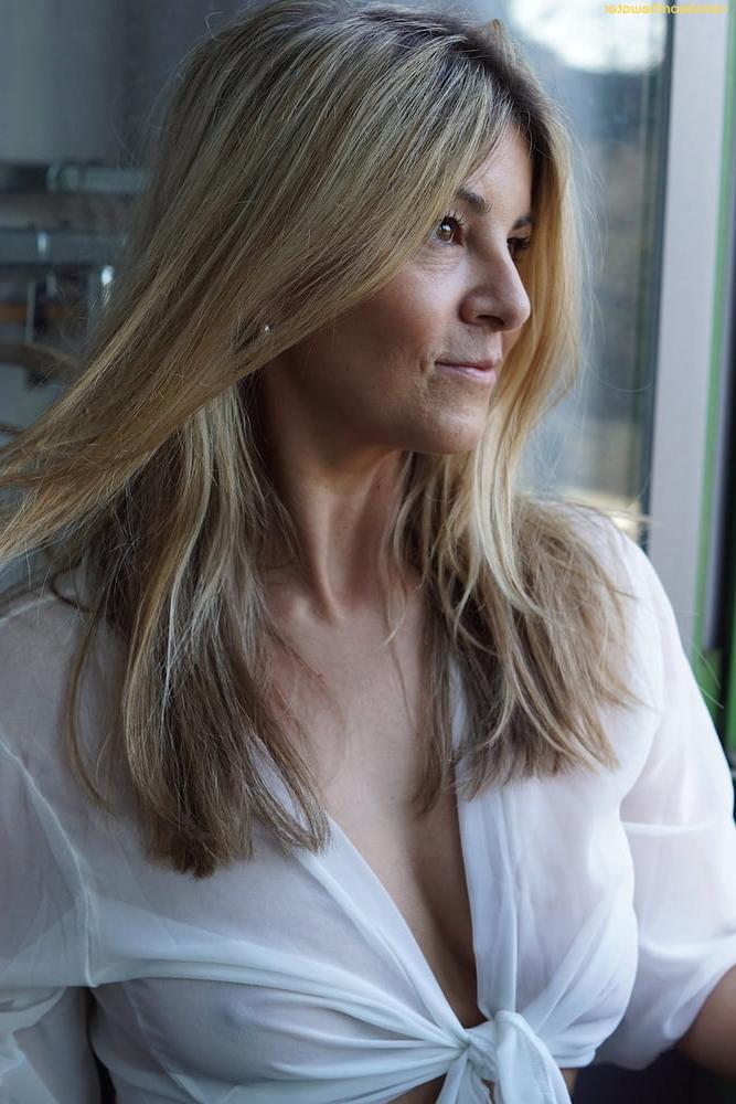 19P Mature ladies braless cleavage pokies 195
