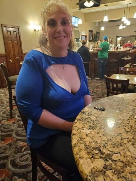 19P Mature ladies braless cleavage pokies 195