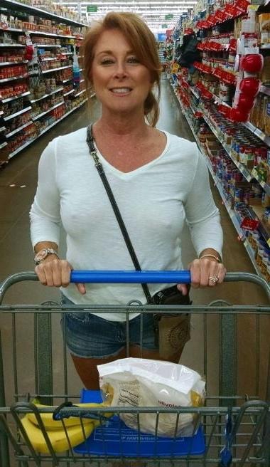 19P Mature ladies braless cleavage pokies 193