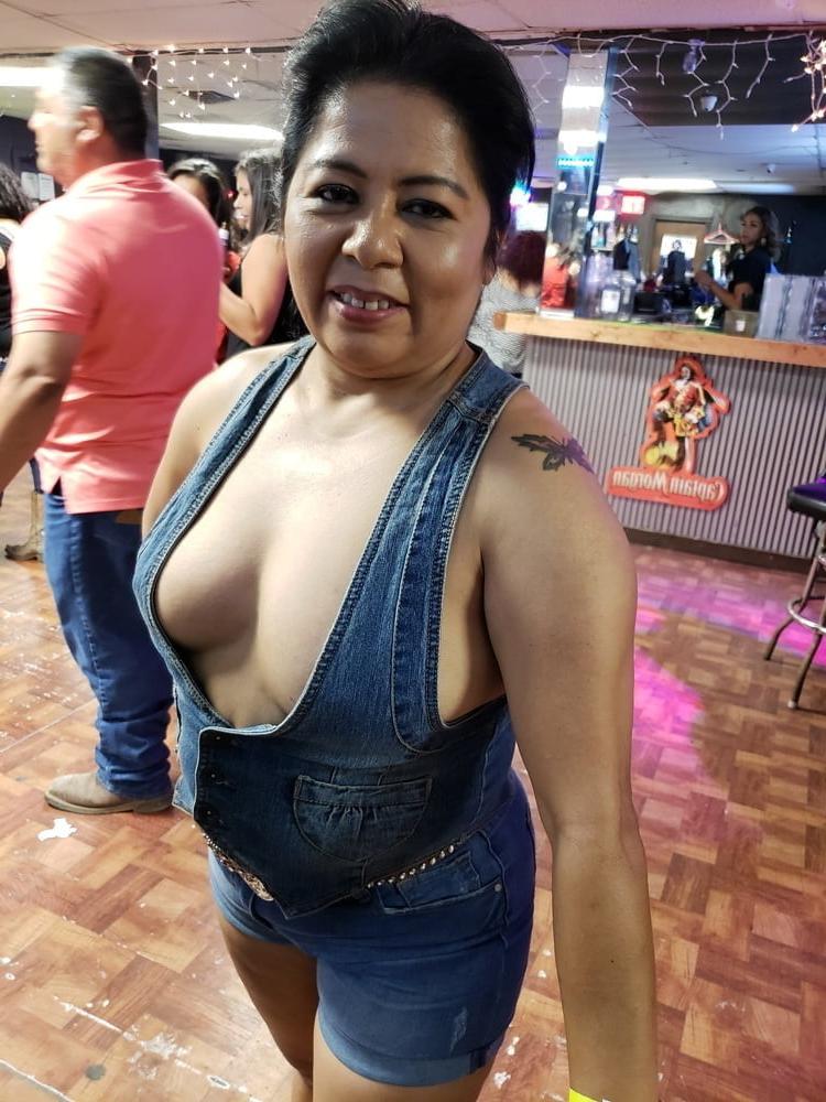 19P Mature ladies braless cleavage pokies 193