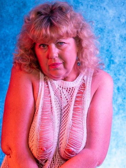 19P Mature ladies braless cleavage pokies 193