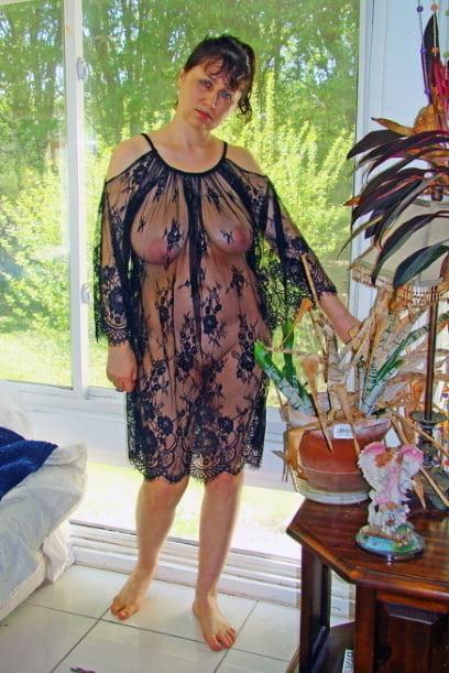 19P Mature ladies braless cleavage pokies 193