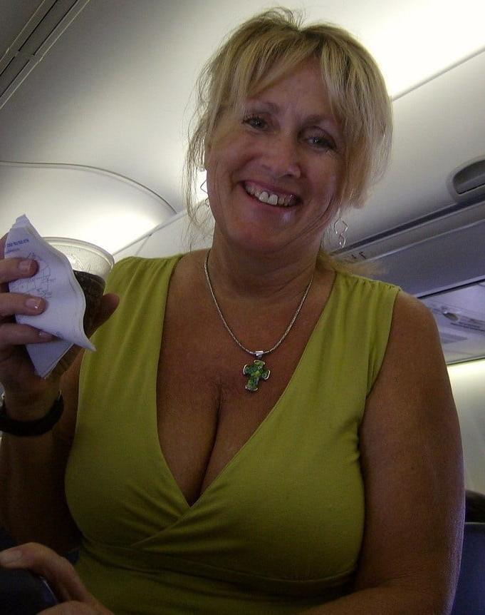 19P Mature ladies braless cleavage pokies 193