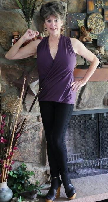 19P Mature ladies braless cleavage pokies 193